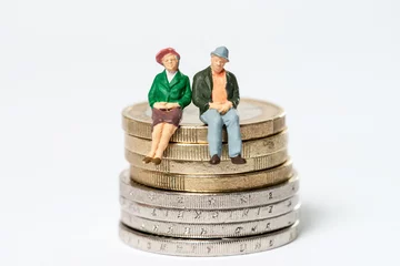 Foto op Aluminium Rentner / älteres Ehepaar sitzt auf Euromünzen © PhotographyByMK