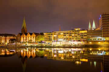 Obraz premium Cityscape of night Bremen, Germany over the Rhein river
