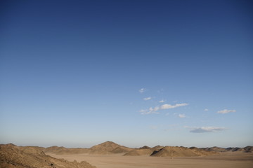 Sahara Wüste mit Dünen und blauem Himmel