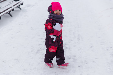 Fototapeta na wymiar Small child in winter park