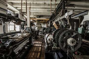 viele maschinen in halle von spinnerei