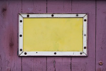 leeres Schild an einem Garagentor