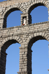 Acueducto de Segovia con imagen de la Virgen María