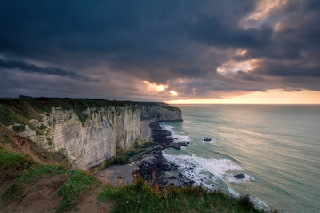 Obraz premium stormy ocean coast with cliffs