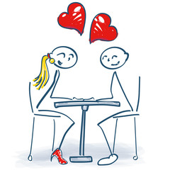 Strichmännchen als Liebespaar am Tisch