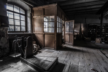 halle mit waage und verlassenes buero