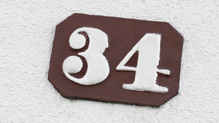 Hausnummer vierunddrei&szlig;ig