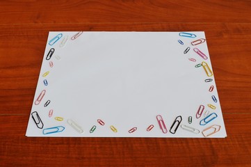 Quadro de aviso branco emoldurado com arranjos de clipes coloridos de vários tamanhos