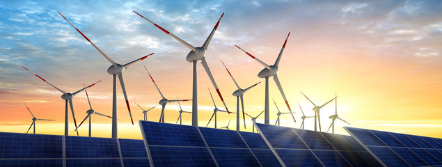 Windräder und Solaranlage im Sonnenuntergang
