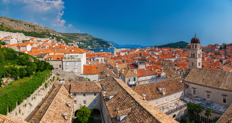 Fototapeta na wymiar panoramic view of the Dubrovnik old town from the city walls