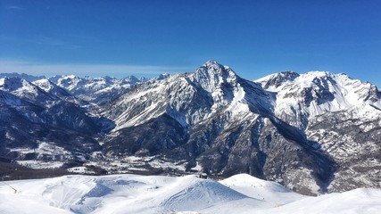 Naklejka premium panorama innevato delle alpi piemontesi