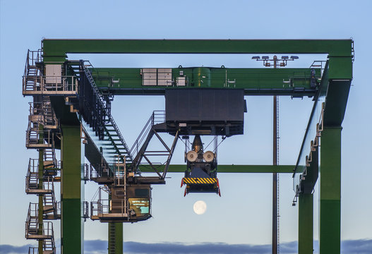 Industrieanlage Containerkran bei Gueterbahnhof
