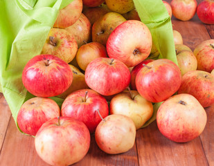 Crumble of green bags red apples