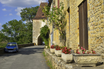 Fototapeta na wymiar Ruelle fleurie de Lilmeuil (24510), département de la Dordogne, en région Nouvelle-Aquitaine, France