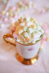 Kakao mit Marshmallows in Goldrandtasse