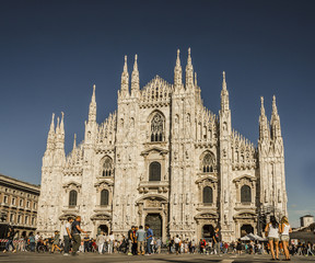 Folla di fronte al Duomo di Milano