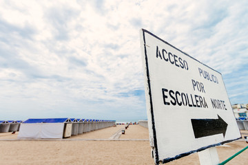 Sign inscribed "Public Access northern breakwater" written in Sp