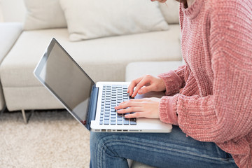 Naklejka premium 部屋でパソコンを見る女性 手元