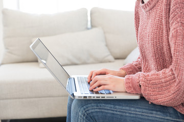 部屋でパソコンを見る女性　手元