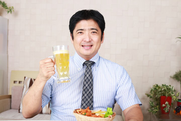 ビールを飲む笑顔の男性