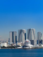 Fototapeta premium 晴海埠頭と高層ビル群