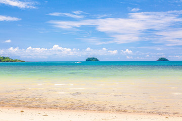 Fototapeta na wymiar The azure waves of the Andaman Sea. Chang Island. Thailand.