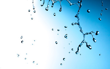 Fototapeta premium water splash and water drop on blue background