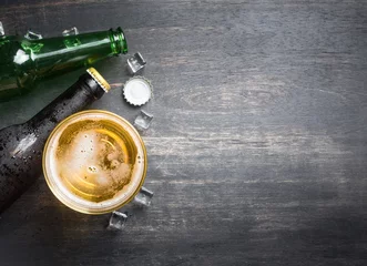 Papier Peint photo autocollant Alcool Verre à bière avec bouchon de bouteille et bouteille sur fond de bois rustique,