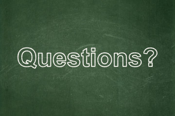 Obraz premium Studying concept: Questions? on chalkboard background