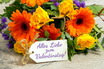 Blumen und Karte zum Valentinstag