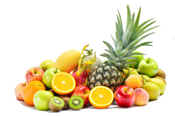 Gruppe von reifen Früchten für gesunde und nährende, verschiedene frische Früchte isoliert auf weißem Hintergrund