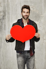 Obraz na płótnie Canvas Dude holding valentine heart, portrait