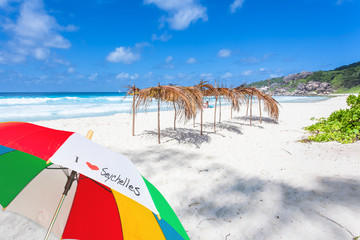 parasol sur plage de Grand Anse, la Digue, Seychelles 
