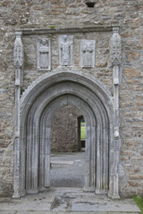 rovine e paesaggio Irlandese croci celtiche