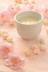 甘酒と雛あられ　桃色和紙背景

