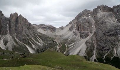 Fels und Berglandschaft im Puez Geisler Naturpark