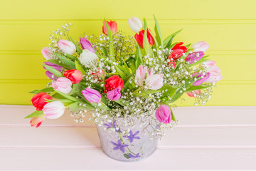 bunter tulpenstrauß