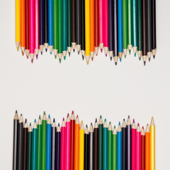 Farbige Holzstifte in zwei Reihen