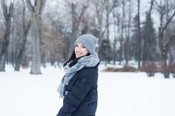 Fototapeta na wymiar Portrait of a young girl in a winter park