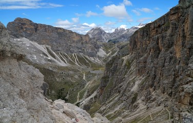 Wilde Berglandschaft im Puez Geisler Naturpark / Odles