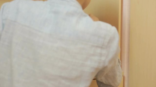 boy pulls out money from a purse parents. theft, teen