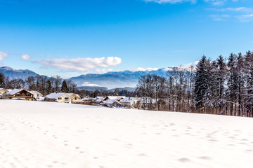 Fototapeta na wymiar Blick über das verschneite Penzberg auf das Karwendelgebirge