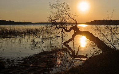 Wiosenny zachód słońca nad jeziorem © jadwiga.koniecko
