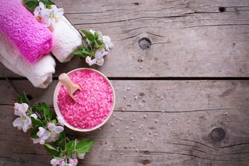 Fototapeta na wymiar Spa or wellness organic product. Pink sea salt in bowl, towels