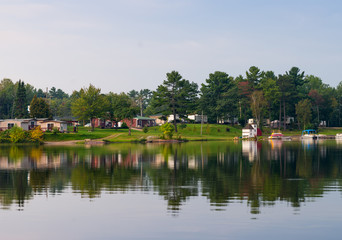 Fototapeta na wymiar Cottages and trailers on the lake