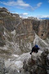 Kletterin unterwegs im Puez Geisler Naturpark im Anstieg auf Sassongher