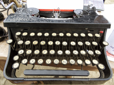 Vecchia macchina da scrivere con tastiera ingiallita - antiquariato