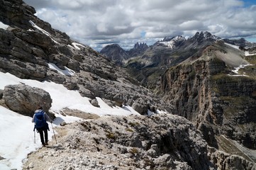 Wanderin in Puez Geisler Naturpark Abstieg von Sassongher