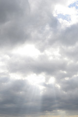 Obraz premium 夏の雲から漏れる日差し