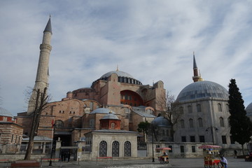 Fototapeta na wymiar Айя-София, или собор Святой Софии в Стамбуле, Турция – известный памятник зодчества времен Византии